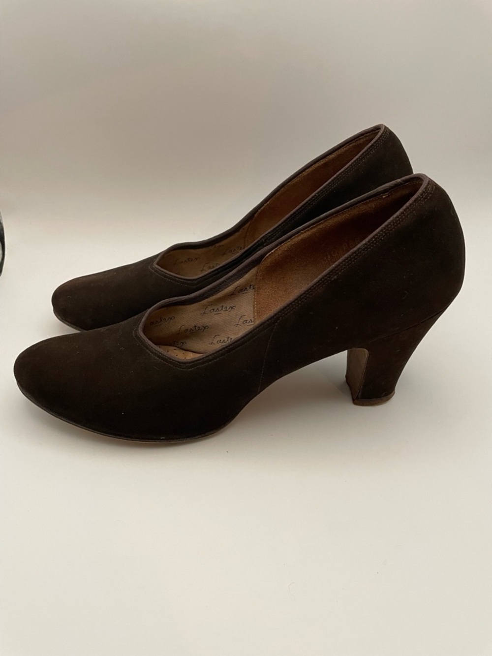RARE 1930s 1940s Vintage Bonwit Teller Red Cross Brown Heels Pumps Sz 10 Pinup
